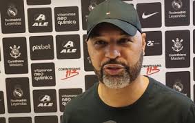 Danilo visita concentração do Corinthians antes de jogo com o Goiás