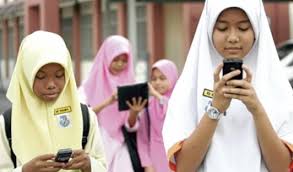 Pada zaman revolusi teknologi telekomunikasi dan multimedia tanpa had ini, telefon bimbit digunakan dengan meluas dalam kalangan masyrakat. Cadangan Pelajar Guna Gajet Di Sekolah Perlu Kajian Komprehensif Kgmmb