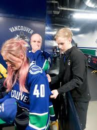 Someone just stuck pettersson's face on a picture of someone on a unicycle. Elias Pettersson Tumblr Hockey Baby Vancouver Canucks Hockey Nhl Players