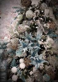 Arbre De Noel Bleu Poudre Blanc Argent Et Bois Realisation Manon Boisvert Pour Laferte Drummondville Deco Noel Sapin Noel Arbres De Noel