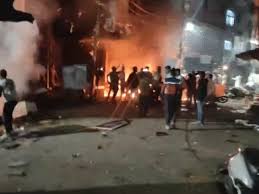 Stones Pelted On Procession Celebrating India's Victory | भारताच्या विजय  मिरवणुकीत दगडफेक: MP तील महू येथे दोन गटांमध्ये संघर्ष; दुकाने आणि वाहने  जाळण्यात आली ...