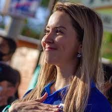 Internacional: LA ALCALDESA MÁS JOVEN ELECTA EN EL SALVADOR Alcaldesa  electa en El Salvador es admirada por su liderazgo y juventud siendo la más  joven en asumir ese puesto. Recientemente se celebraron