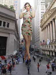 Hailee steinfeld giantess