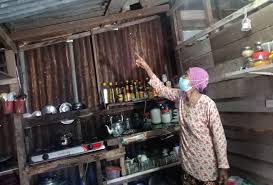 Som omar, 83, berkata, dia yang tinggal di rumah projek perumahan rakyat termiskin (pprt) itu mengakui sudah. Hidup Sebatang Kara Warga Emas Tabah Hadapi Ujian Astro Awani