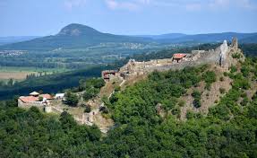 Bárhonnan közeledünk szigliget felé, a régi vár mindenhonnan szemünk elé tárul. Szigligeti Var Hazai Provence Kapolcs