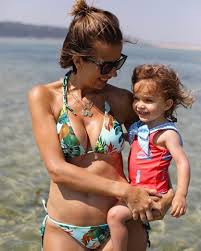 Eslas vão ser as suas melhores amigas! Agora Deu Lhe Para Isto As Fotos Na Praia Em Biquini Da Pipoca Mais Doce Famosos Flash