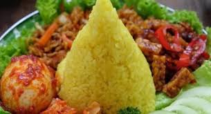 Sebenarnya cara membuat nasi uduk hampir sama dengan cara membuat nasi kuning karena secara garis besar bumbu yang digunakan hampir sama. Ini Resep Nasi Kuning Sajian Ala Kalimantan Timur Yang Gurih