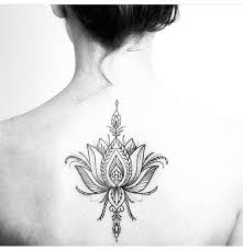 La fleur de lotus est une fleur très réputée en raison des mythes et légendes qui l'entourent. Epingle Par Nakamon Sur Pra Inspirar Tatouage Date De Naissance Idees De Tatouages Tatouage