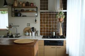 自分が長くいる場所なので 居心地のいい空間にしたかったんです 築37年の個性的な一戸建てをひと目で気に入り キッチンデザイン キッチン diy キッチン diy タイル