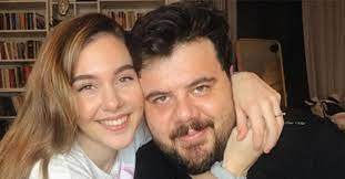 Oyuncu eser yenenler ile berfu yenenler, 2019 yılında evlenmiş ve ilk çocukları kuzey'i de aynı sene ekim ayında kucaklarına. Berfu Yenenler Eser Yenenler Ile Evlenmeye Nasil Karar Verdi Berfu Yenenler Kimdir Takvim