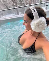 Comment Se Réchauffer En Hiver 🥶 🧖‍♀️👌 jacuzzi jacuzzitime💦  winterwonderland relax snow explorepage