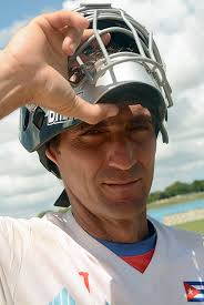 Un torpedero detrás del home