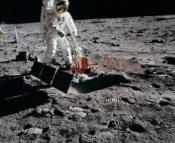 Les yeux restent fixés vers la lune. Selon La Nasa Buzz Aldrin N A Pas Vu D Extraterrestres Sur La Lune En 1969