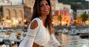 Her long hair., her beautiful face., her beautiful body. Flora Canto In Barca In Costume Fisico Perfetto Una Sirena Video