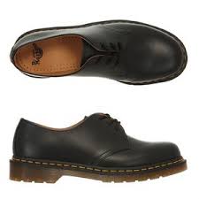 My roommate came up with this vid idea and i thought it was perfect to. Chaussures Femme Dr Martens