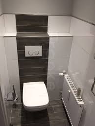 Gaste Wc Design Klein Aber Fein Mit Toller Kombination Von Weiss Glanzenden Wandfliesen Und Einer Holzoptik Fliesen Kalssiche Badezimmer Gaste Wc Wc Design