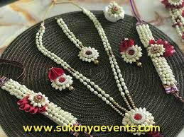 Flowers signifies a new start.flowers are available in the rainbow of colors and hence people usually look over flowers that are used in a combination of along with other flowers. Flower Jewellery Jewelleryflower Fresh Flower Jewelry Flower Jewellery Flower Jewellery For Haldi
