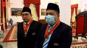 Duduk sebagai ketua dan berada di pos tertinggi partai gerindra. Ruhut Reminded To Stop Giddy About The Award For Fadli Zon And Fahri