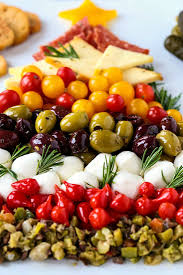 Creating the perfect antipasto platter means knowing what types of foods your guests enjoy and then combining them in a pleasing way on a nice platter. Christmas Antipasto Platter Easy Holiday Appetizer Mantitlement