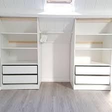 2 Pax Kasten Van Ikea Op Maat Gemaakt Onder Een Schuine Wand Einen Kleiderschrank Bauen Kleiderschrank Fur Dachschrage Schrage Wande