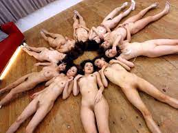 大勢の女性が全裸で仰向けになって放射状に寝ているレア画像 : Imitation Skin - パンスト直穿きフェチの挑戦