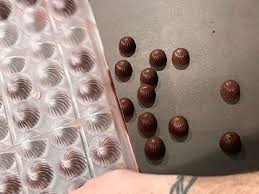 Chocolates With Praline Filling Recette Chocolat Recette Creme Dessert Delicieux Chocolat