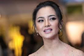 Suami ririn ekawati, ferry wijaya, meninggal dunia pada 11 juni 2017 lalu. Digerebek Ririn Ekawati Ngaku Sedang Apes