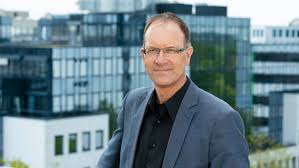 Curevac has taken a slightly different approach to mrna vaccines, choosing to use the potency of untranslated regions to optimize the rna rather than make chemical modifications. Curevac 5 000 Berichterstattungen In Drei Tagen W V