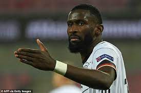 Meeresbrandung im abendlicht, die silhouetten zweier tanzender frauen am strand, im hintergrund leuchtet ein riesenrad, dazu die sphärischen klänge von billie eilishs „ocean eyes. Chelsea Asked Clubs Interested In Defender Antonio Rudiger For 12 5million To Loan The Player Aktuelle Boulevard Nachrichten Und Fotogalerien Zu Stars Sternchen