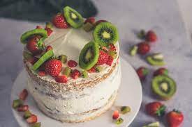 Den tortenboden auf eine tortenplatte legen und mit puderzucker bestäuben.die quarkcreme draufgeben und mit dem vorbereiteten früchten belegen. Erdbeer Kiwi Torte Linalsbackhimmel De