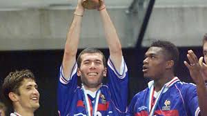 Les premières sélections, les naissances et les décès de joueurs de la sélection française sont également répertoriés ici. Mondial 1998 Les 20 Ans Zidane La Naissance D Une Legende L Express