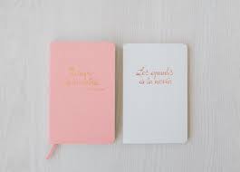 Esta preciosa libreta está realizada en tapas duras de color rojo con 100 hojas en su interior de color blanco y con las líneas pautadas para poder escribir con comodidad. Pack De Apuntes Y El Diario De La Novia Libro De Boda