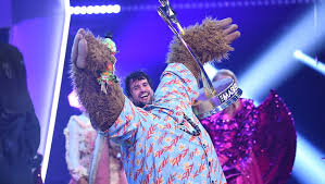 In show 1 muss es seine wahre identität preisgeben. The Masked Singer Tom Beck Gewinnt Als Faultier Der Spiegel