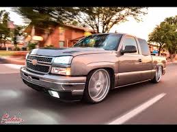@antead maple el ayuda lavandole las trocas y limpiando el sangrero qe dejan en los. 2006 Chevy Silverado Slammed Tucking 26x12 Intro Wheels Youtube