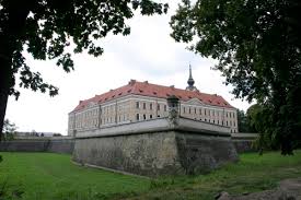 Ligęza przystąpił do budowy zamku na obrzeżach miasta, znajdowały się w tym miejscu umocnienia z drewnianymi basztami w narożnikach, które zostały włączone w obręb budynku obronnego. Historia Sadu Sad Okregowy W Rzeszowie