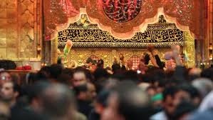 تبعد عن نهر الفرات غرباً بحوالي ثلاثين كيلومترا. Ù…Ø¦Ø§Øª Ø§Ù„Ø¢Ù„Ø§Ù Ù…Ù† Ø§Ù„Ø²ÙˆØ§Ø± Ø§Ù„Ø´ÙŠØ¹Ø© ÙŠØ­ÙŠÙˆÙ† Ø°ÙƒØ±Ù‰ ÙˆÙØ§Ø© Ø§Ù„Ø­Ø³ÙŠÙ† ÙÙŠ ÙƒØ±Ø¨Ù„Ø§Ø¡