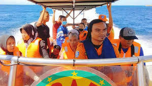 Tni al evakuasi abk kapal terbakar di perairan asahan sumatera utara, kapal wisata fajar baru 8 terbakar 19 abk lompat dari atas kapal menyelamatkan diri, kapal terbakar di kepulauan riau, dua kapal ikan hangus terbakar, kapal tanker di pelabuhan belawan terbakar. X6qagbm98imfom