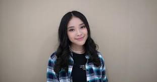 Pohon natal awalnya bukanlah tradisi dari umat nasrani untuk merayakan natal, melainkan tradisi masyarakat jerman kuno dan kawasan utara eropa lainnya saat merayakan festival musim dingin. Pandemi Anneth Delliecia Tak Bisa Rayakan Natal Bersama Ayah Dan Adik