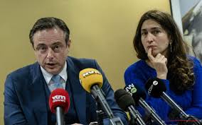 Jun 10, 2021 · bart de wever slaat drie keer raak in grootste indoorgolfclub van het land: Bart De Wever Is Geschokt Door Maggie De Block Nieuws365