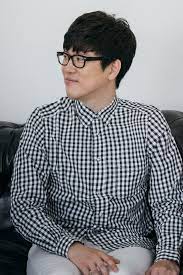2009년 디지털 싱글 앨범 3월의 마른 모래를 통해 데뷔를 했고 구성원은 보컬을 맡고 있는 계피 그리고 작사, 작곡을 맡고 있는 정바비 두 명으로 이루어져 있다. ë‰´ì‹œìŠ¤