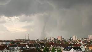 24 июня по чехии пронесся мощный торнадо — три человека погибли, 150 пострадали, разрушены здания по чехии пронесся мощный торнадо — фото, видео. Kn7cmiseep3qfm