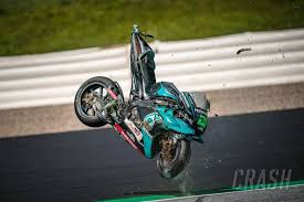 Il motogp d'austria, in seguito vinto da andrea dovizioso, è stato sospeso per una ventina di minuti in seguito ad un grave incidente avvenuto tra il francese johann zarco e l'italiano franco morbidelli. In Pics Rossi And Vinales Frightening Austrian Motogp Near Miss Motogp News