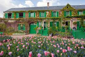 Giverny is a small french village 80 km to the west of the capital city paris, within the valley of the river seine and the northern region of upper normandy. Giverny Haus Und Garten Von Monet Normandie Urlaub Frankreich