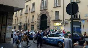 Banco dei pegni assaltato da una lunga coda di cittadini, scoppia la protesta per l'emergenza povertà nella città di napoli. Banco Dei Pegni Rissa A Napoli Distribuiscono I Numeri Alle 4 Di Notte E Una Vergogna Il Mattino It