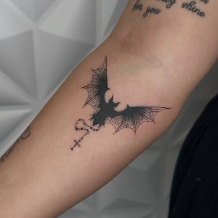 🖤✨FINELINE BAT✨🖤 Super cute fine line bat tattoo I got to do for a lovely out of town client! Love when they being me intricate designs taht turn out so good! Now