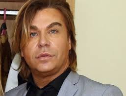 Ο τρύφωνας σαμαράς κι η έφη σαρρή απείλησαν τους κριτές στο j2us. Tryfwnas Samaras Ta Paidika Xronia H Omoiothta Me Ton Aderfo Toy Kai Ta 3 000 Eyrw Gia Ena Xtenisma