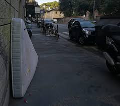 Via Salaria Materasso Abbandonato Anche Qui Proprio Davanti A Villa Ada Trieste Salario