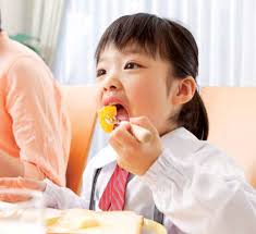 Semangkuk bijirin sarapan pagi yang dicampur dengan susu segar merupakan sajian sarapan sangat berkhasiat. Sarapan Membuat Hari Anda Bertenaga Faedah Sarapan Positive Parenting
