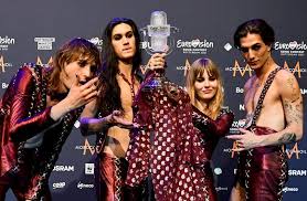 Måneskin is an italian rock band from rome, consisting of lead vocalist damiano david, bassist victoria de angelis, guitarist thomas raggi, and drummer ethan torchio. Italy S Glam Rock Band Maneskin Wins Eurovision Reuters Com