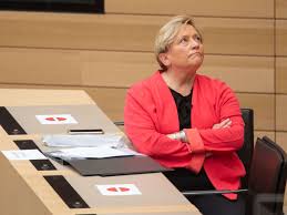 Ruth schagemann war gemeinsam mit susanne eisenmann in der stuttgarter innenstadt unterwegs. Schuloffnungen In Baden Wurttemberg Spd Verhohnt Mit Karikatur Kultusministerin Eisenmann Stuttgart